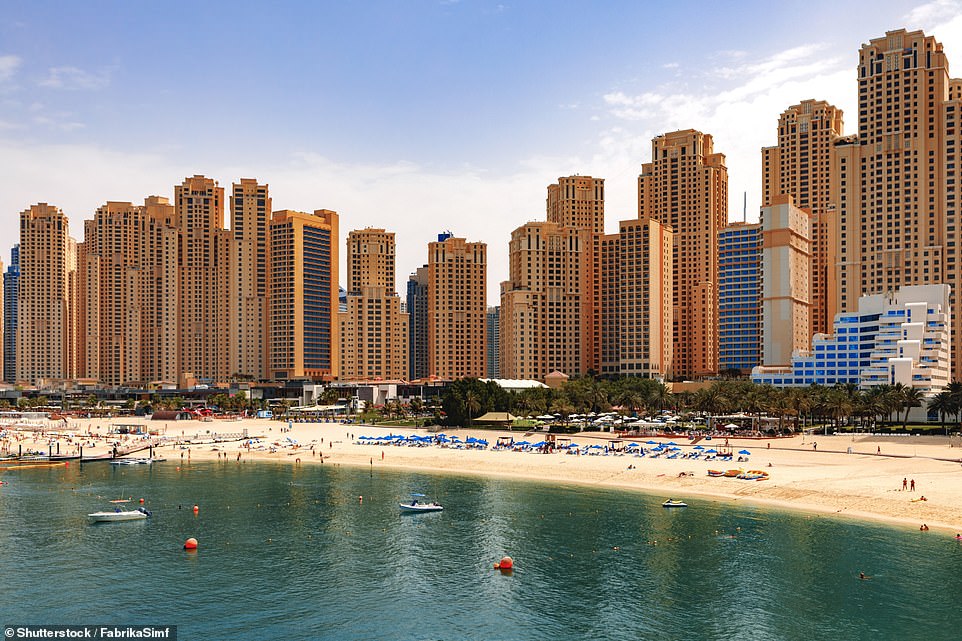 Jumeirah Beach Residence — это элитное прибрежное сообщество в районе Dubai Marina. На верхнем фото показано строительство проекта в 2005 году. Строительство было завершено в 2007 году, а на нижнем изображении оно показано в готовом виде.