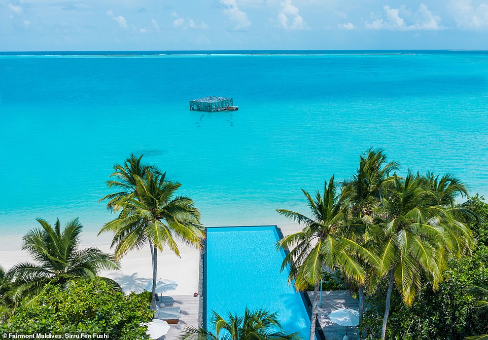 FAIRMONT MALDIVES, SIRRU FEN FUSHI: Стефани отмечает об этом пляжном месте для купания: «Это самый длинный пейзажный бассейн на Мальдивах, и он действительно выглядит так, как будто тянется прямо до моря. В нескольких десятках ярдов от края бассейна находится Coralarium, художественная инсталляция Джейсона Декайреса Тейлора, которая также является проектом по регенерации кораллов».
