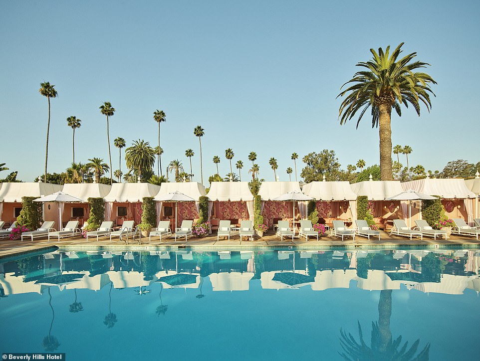 ОТЕЛЬ BEVERLY HILLS, ЛОС-АНДЖЕЛЕС: Стефани комментирует: «Лос-Анджелес и бассейны идут рука об руку. Высокие пальмы служат здесь фоном, а кабинки для переодевания в фирменном розовом цвете отеля выстилают ярко-голубую воду». Автор отмечает, что бассейн всегда привлекал знаменитостей — «Кэтрин Хепберн, как говорят, любила нырять в него после игры в теннис».