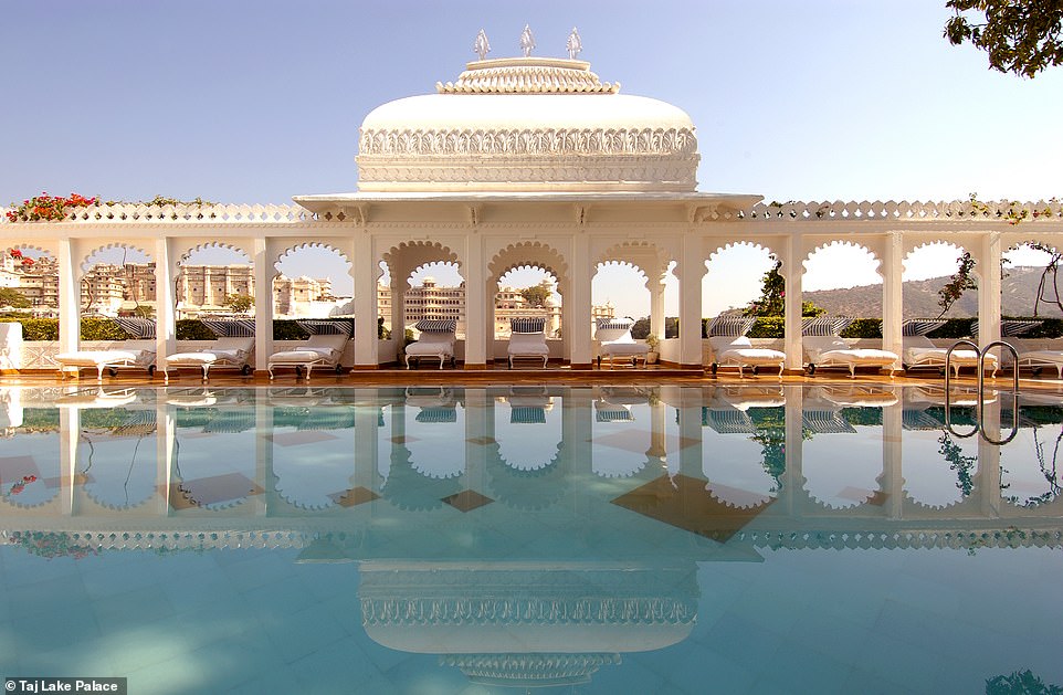 TAJ LAKE PALACE, ИНДИЯ: Этот дворец, превратившийся в курорт, построенный в 18 веке, находится на острове в озере Пичола в Удайпуре и показан в фильме о Джеймсе Бонде «Осьминожка». Стефани говорит: «Архитектура дворца сочетает в себе приемы Мевари с легким влиянием Моголов, создавая элегантный эффект, который отчетливо виден в орнаменте, окружающем безмятежный бассейн».