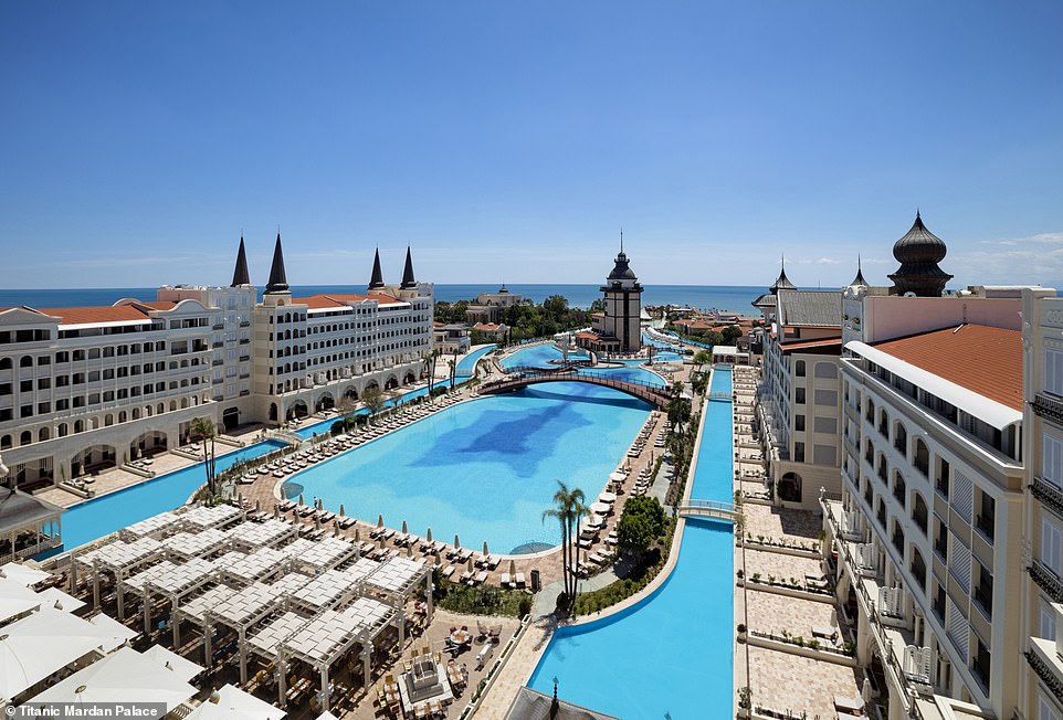 TITANIC MARDAN PALACE, ТУРЦИЯ: Бассейн этого курорта «все включено» в Анталье занимает площадь более 100 000 квадратных футов. Стефани говорит: «Он больше похож на лагуну, чем на бассейн. На территории курорта есть много других бассейнов, от крытого и открытого бассейна с соленой водой до более интимного открытого бассейна с подогревом».