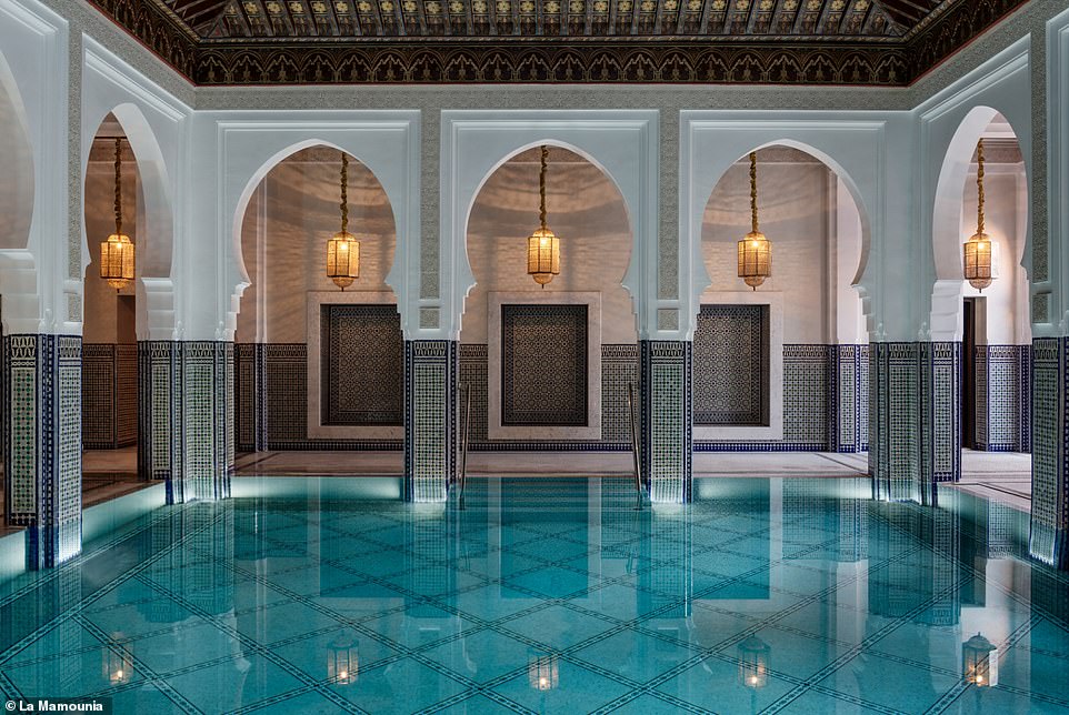 LA MAMOUNIA, МАРРАКЕШ: Глядя на Марокко, Стефани говорит: «La Mamounia — это место, где стоит остановиться в Марракеше: отель на 206 номеров впервые открыл свои двери в 1923 году, приветствуя гостей из списка A как тогда, так и сейчас. Я бы сказала, что каждая часть отеля фотогенична, но именно подземный бассейн (на фото) захватывает дух».