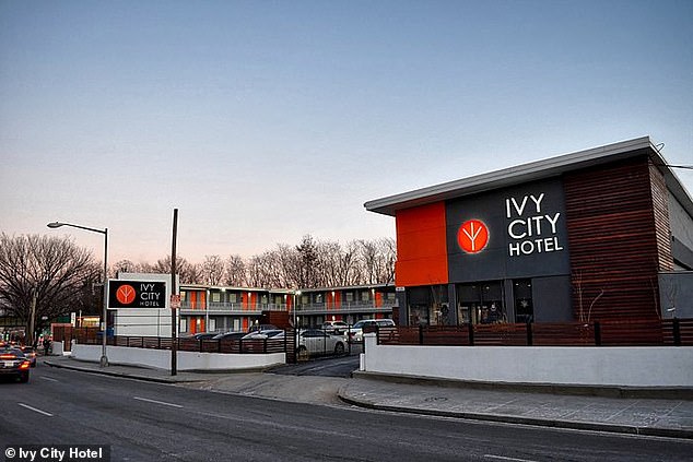 Баутиста заселилась в отель Ivy City всего час назад и припарковала машину прямо перед номером 116, где она остановилась.
