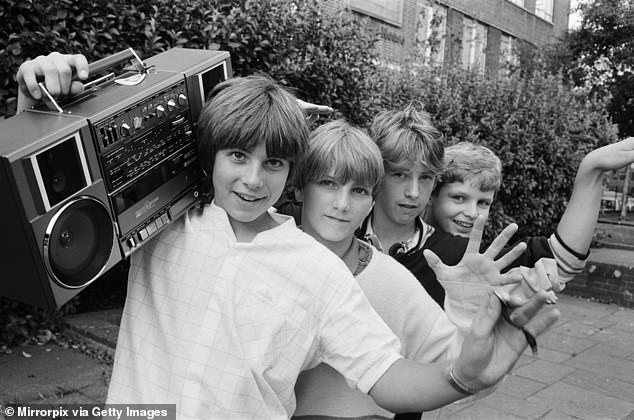 Bots в 1984 году сфотографированы с их портативным бумбоксом. Более поздние модели включали CD-плеер наверху