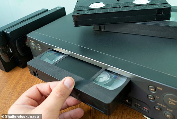 DVD-диски открывают интерактивное меню, чтобы начать просмотр фильма или шоу, но проигрыватели VHS всегда начинают воспроизведение с того места, на котором оно остановилось.