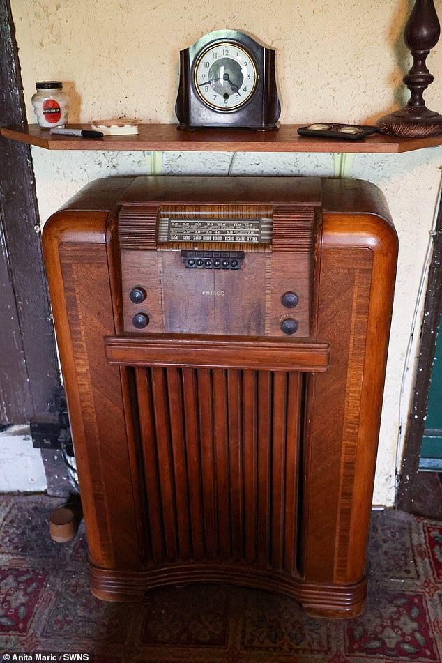 В его гостиной цвета сепии стоит старинный радиоприемник Philco.