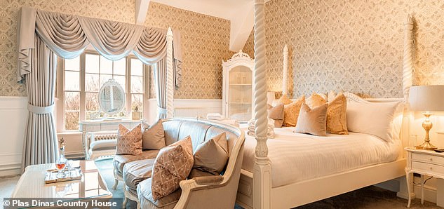 Анджела останавливается в отеле Plas Dinas Country House (выше), бывшем доме лорда Сноудона и принцессы Маргарет. Там она «ест и спит как король»
