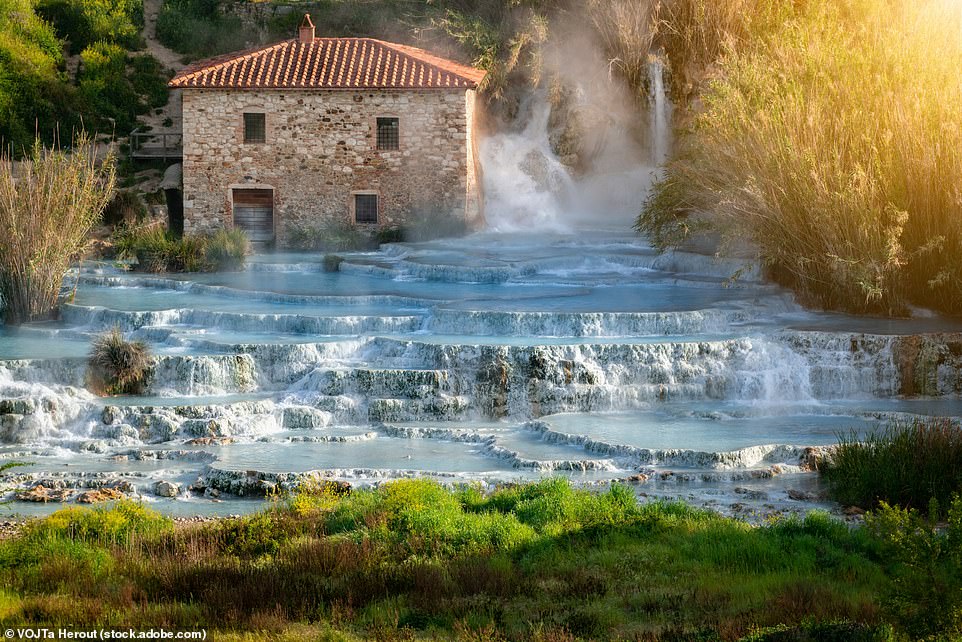 LE CASCATE DEL MULINO, ИТАЛИЯ: Тоскана славится своими холмами и виноградниками, говорит автор, но она также может похвастаться горячими источниками, такими как Le Cascate del Mulino (выше), расположенными недалеко от деревни Сатурния. Стефани пишет: «Эти термальные источники каскадом спускаются по склону холма, образуя белые террасные бассейны, заполненные нежно-голубой водой, которая естественным образом нагревается до 99,5 градусов по Фаренгейту (37,5C). Вы можете купаться круглый год».