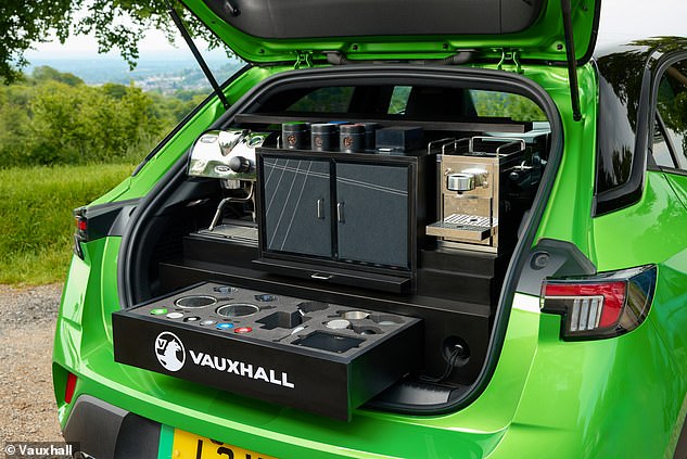 310-литровый багажник Mokka от Vauxhall превратился в кафе с выдвижным ящиком, в котором хранятся инструменты бариста
