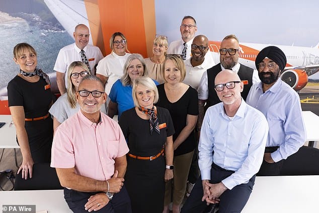 Британская авиакомпания EasyJet надеется набрать целую армию людей старше 50 лет для работы в составе бортпроводников (На фото: ознакомительный сеанс в учебном центре EasyJet в Гатвике, Лондон)