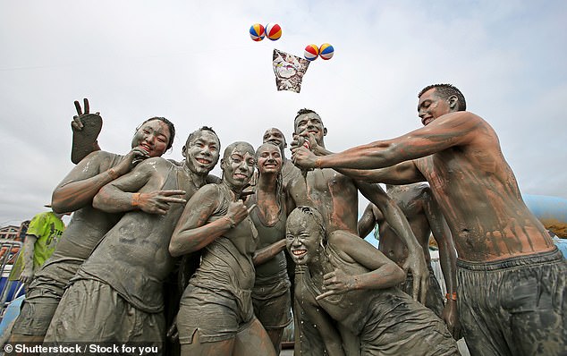 В гуще событий: MudFest, изображенный здесь, проходит каждый июль в маленьком городке Порён, Южная Корея. Посетители наслаждаются грязевыми ваннами, горками и даже борьбой в грязи