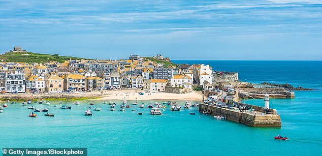Cornish cream: Сара Лоуренс исследует Сент-Айвс и его яркую художественную сцену. Выше, вид на пляж Портмеор на пороге Tate St Ives