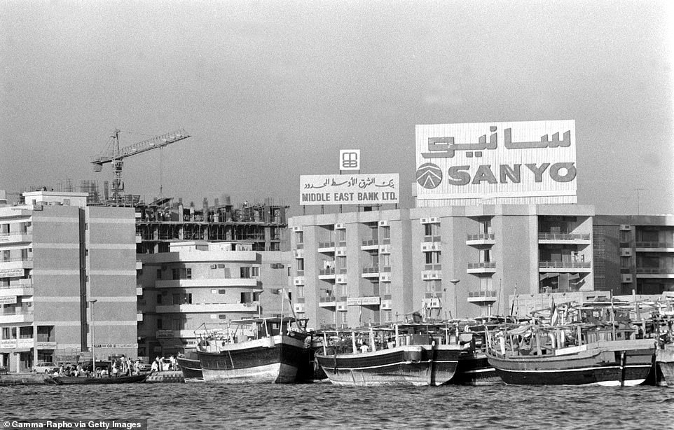На этом снимке изображены берега Дубайского залива в 1977 году с продолжающимся строительным проектом на заднем плане. Абры, традиционные деревянные паромы, когда-то единственный способ пересечь залив, все еще используются сегодня, и туристы могут сесть на борт, чтобы получить «доступный и аутентичный опыт», говорит Visit Dubai