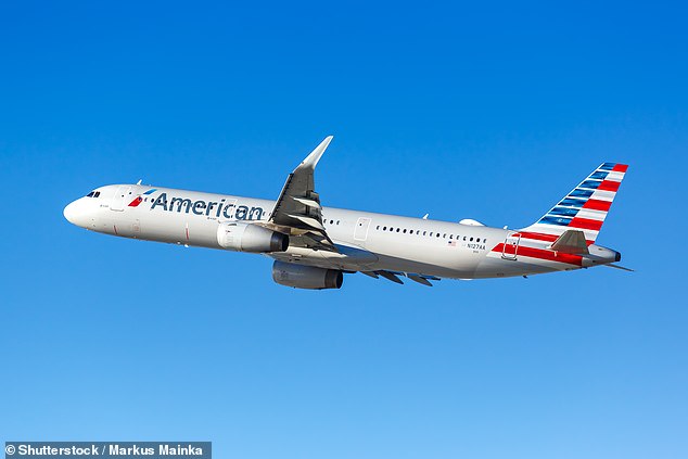 Сотрудники службы выхода на посадку American Airlines предложили туристические ваучеры на 1200 долларов в обмен на вылет на следующий день
