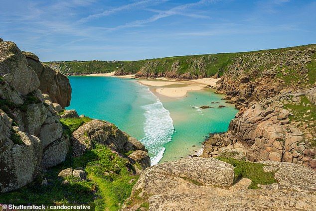 По данным Cornwall Beaches, изображенный здесь Педн Воундер — это «уединенный кусочек рая» с «изобилием природной красоты».