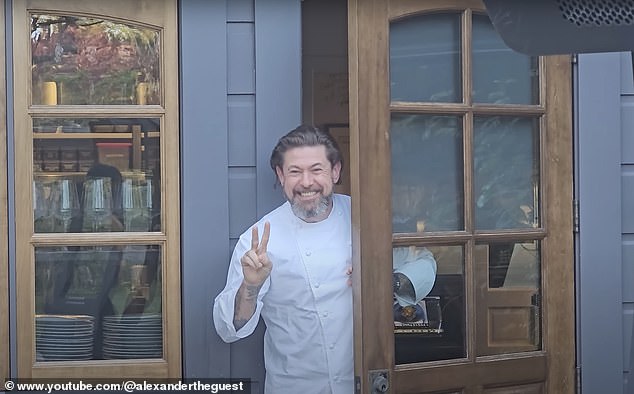 Выше — шеф-повар ресторана The French Laundry Дэвид Бриден беседует с Александром после еды.