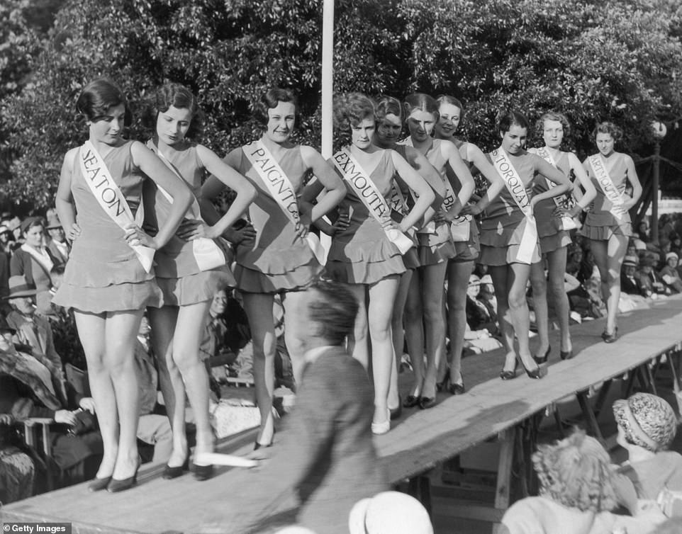 На этой фотографии изображены участницы конкурса «Королева Английской Ривьеры» в 1933 году. Конкурс красоты проводился в рамках карнавала в Торки.