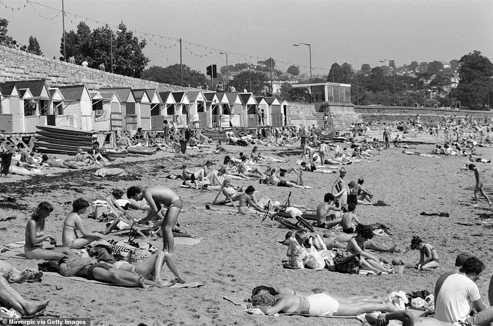 Отдыхающие на пляже в 1984 году. В 1980-х годах город пережил период возрождения, и несколько его исторических зданий были снесены.