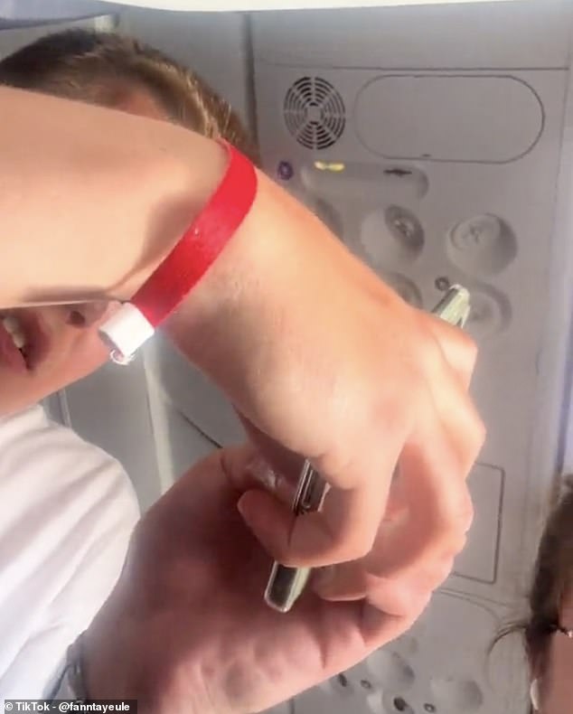 В клипе, загруженном на TikTok и с тех пор набравшем более трех миллионов просмотров, канадка тайно снимает на камеру мужчину рядом с ней, который постоянно тянется к телефону.