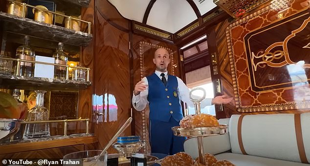 На сайте отмечается, что одним из главных преимуществ люкса Grand Suite является «круглосуточное обслуживание каюты, дополненное неограниченным количеством шампанского».