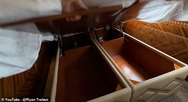 Проходя в спальную зону, он показывает, что там есть двуспальная кровать, которая ловко поднимается, предоставляя место для хранения багажа.