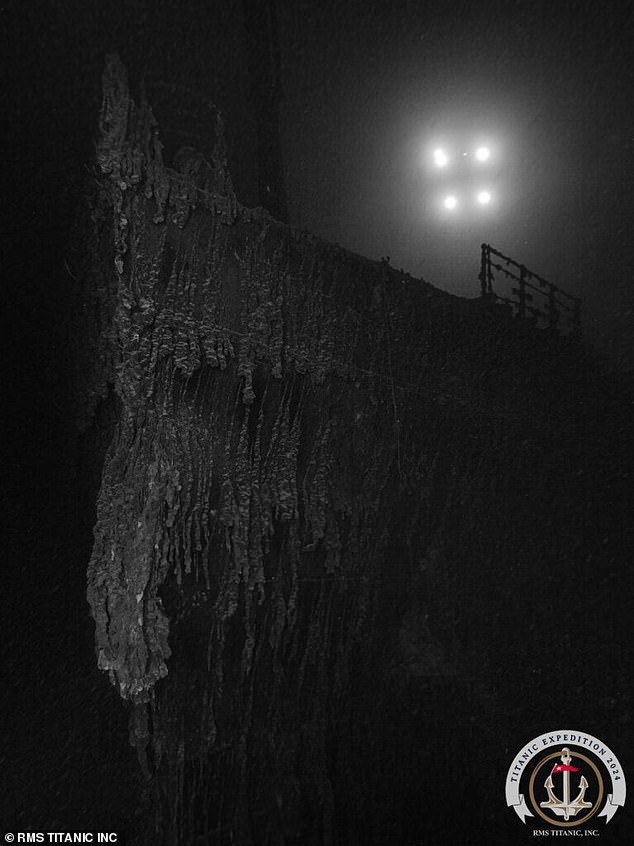 Компания RMS Titanic Inc надеется, что дальнейшее ухудшение состояния корабля (на фото) откроет новые точки доступа во внутренние помещения.