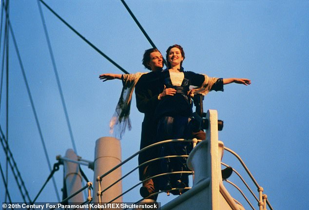 Эти перила стали знаменитыми благодаря сценам с Леонардо Ди Каприо и Кейт Уинслет в ролях Джека и Роуз в фильме 1997 года «Титаник» (на фото).