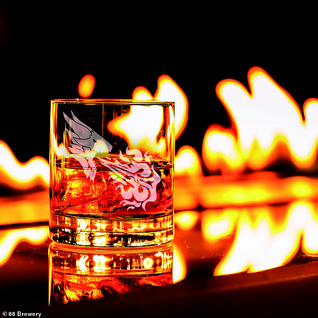 Ведущий аккаунта TikTok @1minutebeerreview, «Дэн», сделал глоток 35-миллилитрового стакана Beithir Fire и заявил: «Это действительно крепко. На вкус как гарь. Мой язык теперь онемел».