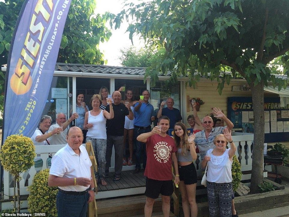 На фото некоторые из недавних клиентов Siesta Holidays. Компания утверждает, что была «завалена прошлыми и настоящими клиентами», которые говорили, «как им понравилось» ее отпуск после того, как она объявила о закрытии