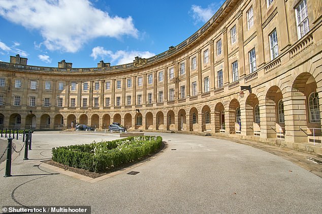 Отель Buxton Crescent — это здание в георгианском стиле, являющееся памятником архитектуры I категории, построенное 5-м герцогом Девонширским в 1780-х годах.