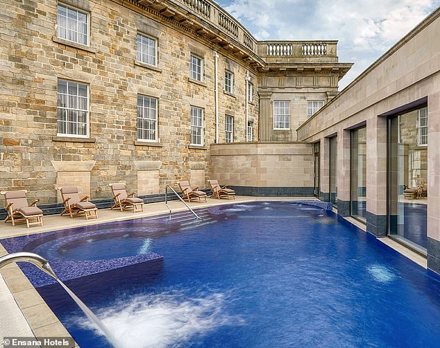 Анджела останавливается в отеле Buxton Crescent, в котором есть бассейн с минеральной водой, не содержащий химикатов, а также бассейн на крыше (на фото)