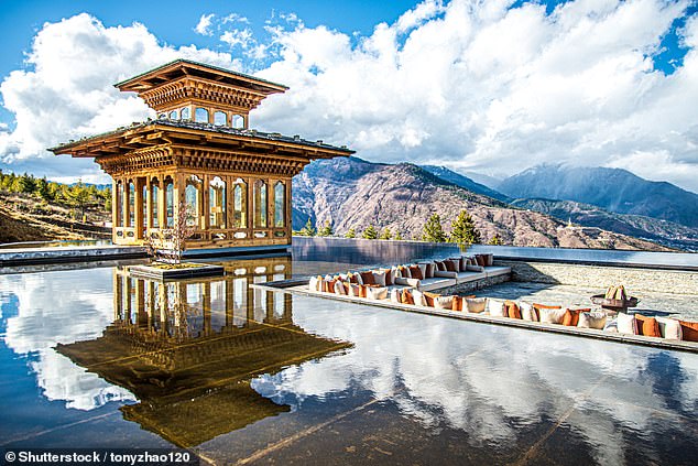 Сара останавливается в нескольких отелях Six Senses во время своего визита. Выше - места у бассейна предлагают умиротворяющий вид на горы, которые окружают отель Six Senses в Тхимпху, столице