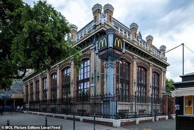 Первоначально открытый в 1990 году, McDonald's занимает часть железнодорожной станции, построенной в 1877 году компанией Gustave Eiffel.
