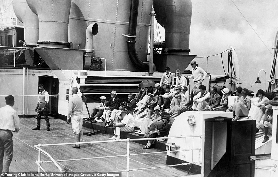 На этой фотографии, датированной 1930 годом, изображены пассажиры, играющие в игры и отдыхающие на палубе Conte Verde. В брошюре первого класса 1939 года рекламируется стрельба по тарелочкам на палубе второго класса.