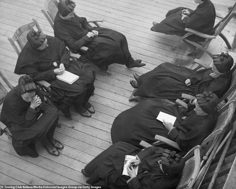 Пассажиры изображены молящимися на палубе Conte Verde в 1930 году. Путешествие из Европы в Америку на океанском лайнере заняло около двух недель.
