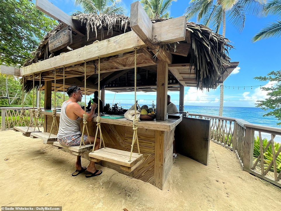 Пляжный бар Casamigos с качелями вместо барных сидений — один из многих на территории отеля.