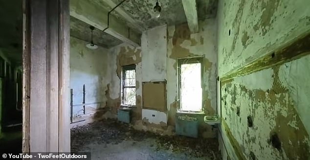 Что касается посещения острова, то разрешение необходимо получить заранее.