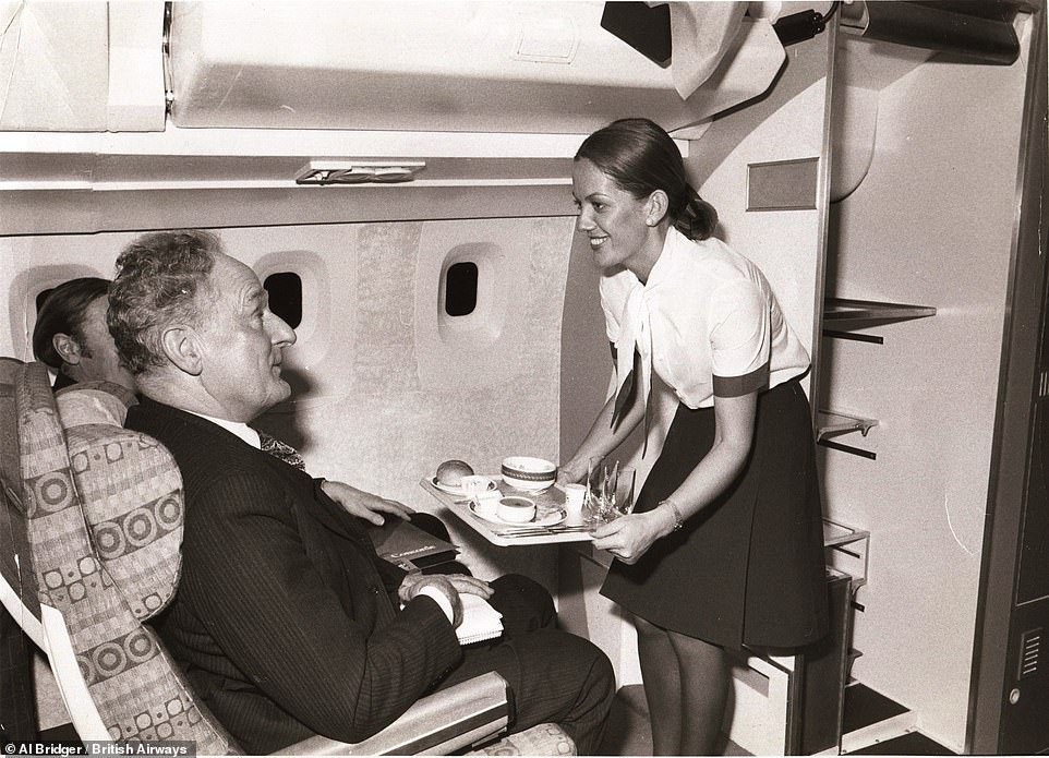На этой фотографии показано обучение обслуживанию на самолете Concorde в 1970-х годах. Эл замечает: «Очень красочные узорчатые сиденья и обратите внимание на крошечные иллюминаторы, соответствующие крошечным камбузам. Это был пассажирский полет на самом передовом этапе технологий».