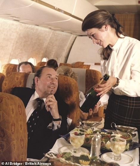 О картинке выше Эл пишет: «В 1987 году British Airways объединилась с чрезвычайно уважаемой British Caledonian, получив их прекрасный сервис, новые самолеты и много тартана. Как вы можете видеть, обслуживание в первом классе было превосходным».