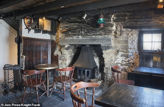 Burghisland.com описывает гостиницу Pilchard Inn как «старое пристанище контрабандистов с низкими потолками, открытыми каминами и множеством уголков и щелей, которые можно исследовать».