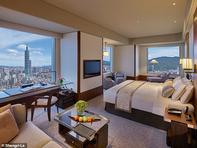 Находясь в Тайбэе, Джон останавливается в отеле Shangri-La, в котором есть «роскошные номера с панорамным видом от пола до потолка на город и окружающие его горы».