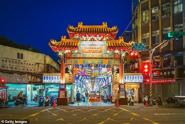 Джон обедает в ресторане Wang¿s Broth на ночном рынке Huaxi Street в Тайбэе (на фото выше). Ресторан представлен в путеводителе Michelin, он раскрывает
