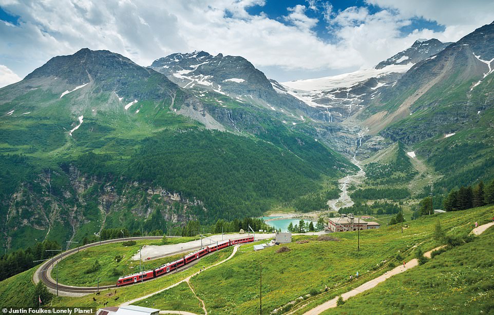 Поезд Bernina Express предлагает пассажирам виды на «горы, покрытые ледниками, ущелья с водопадами и озера цвета драгоценных камней».