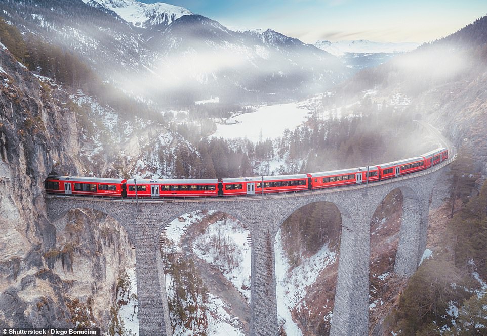 Швейцарский Glacier Express (выше) «раскрывает прекрасные альпийские ландшафты и проезжает через 291 мост»