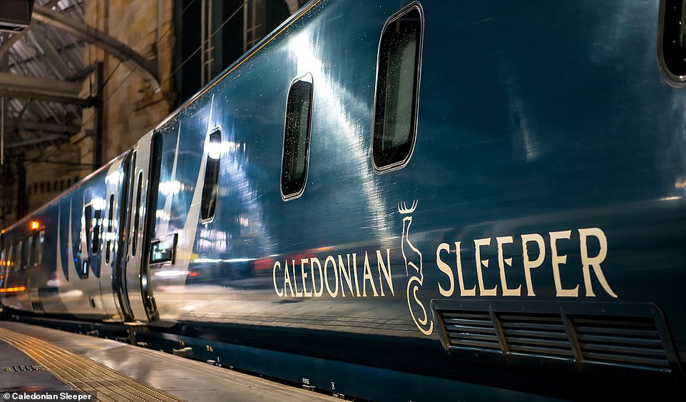 По данным Lonely Planet, Caledonian Sleeper (выше) олицетворяет романтику путешествий по железной дороге.