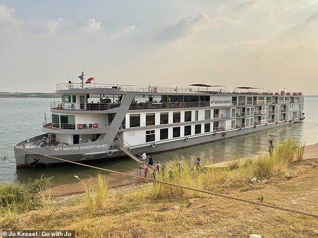 На фото Mekong Serenity пришвартован в Кампонгтяме, Камбоджа.