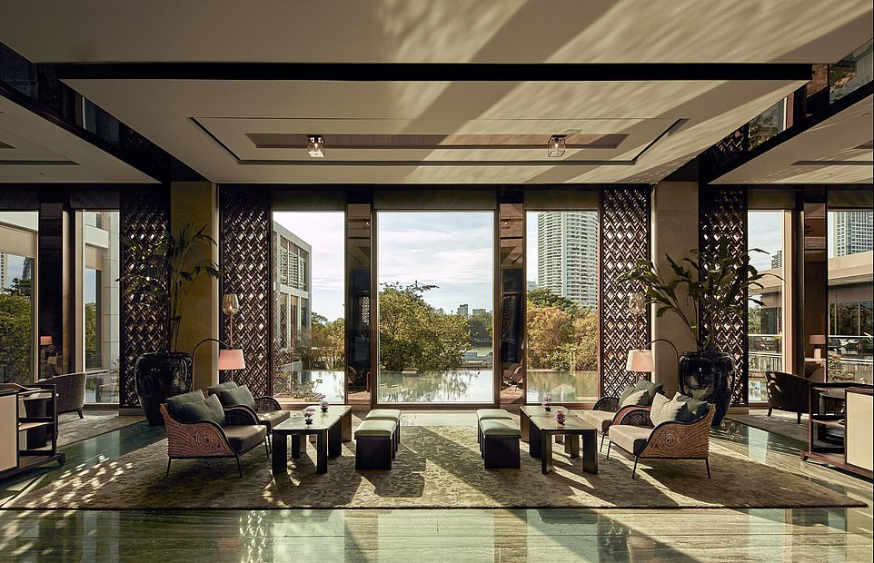 На четырех фотографиях выше показан отель Capella Bangkok, который был признан лучшим отелем мира в 2024 году.