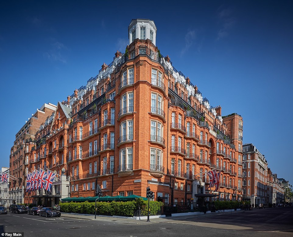 Самый высокий рейтинг в Великобритании у отеля Claridge's в Лондоне, который занимает 11-е место.