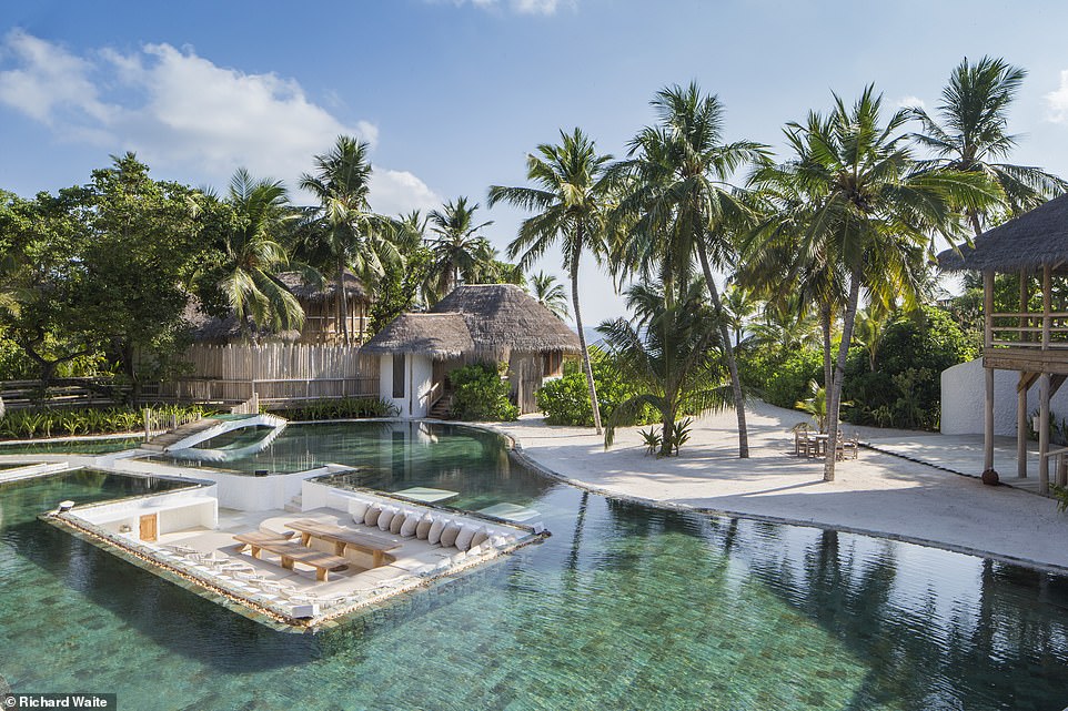 Отель Soneva Fushi, изображенный выше, на Мальдивах был назван восьмым лучшим отелем на планете.