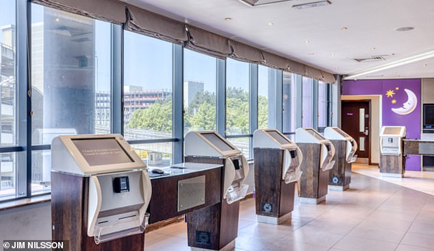До Premier Inn Gatwick North легко добраться от железнодорожной станции Гатвик — просто сядьте на роботизированный поезд-шаттл, рассказывает Тед. На фото выше — зона самостоятельной регистрации в отеле